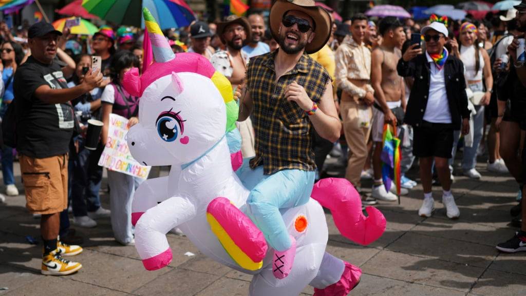 dpatopbilder - Ein Teilnehmer trägt ein Einhorn-Kostüm bei der jährlichen Pride-Parade in Mexiko-Stadt. Foto: Eduardo Verdugo/AP/dpa