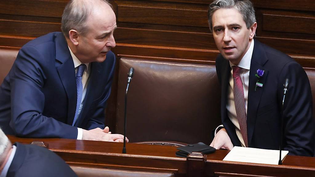 HANDOUT - Simon Harris (r) ist vom irischen Parlament zum neuen Regierungschef gewählt worden. Foto: ---/Maxwell Photography/Press Association/dpa - ACHTUNG: Nur zur redaktionellen Verwendung und nur mit vollständiger Nennung des vorstehenden Credits
