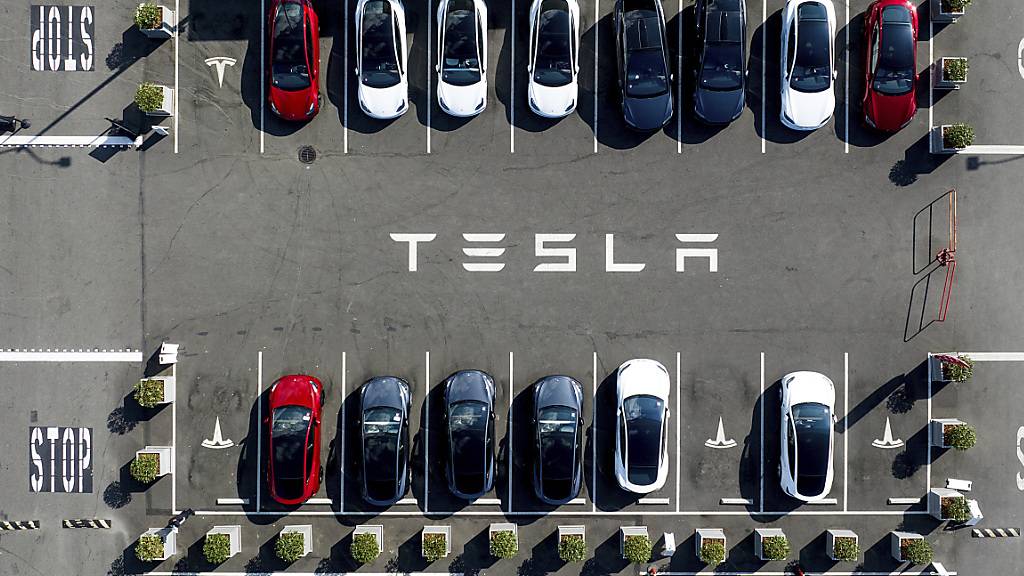 Der amerikanische Autohersteller Tesla ist erneut mit Rassismusvorwürfen konfrontiert. (Archivbild)