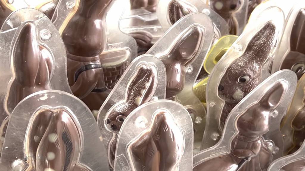 Süsse Versuchung: So entstehen die schön verzierten Schoggi-Osterhasen