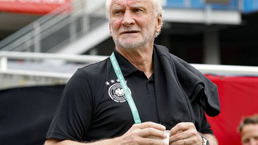 Völler macht als Sportdirektor weiter