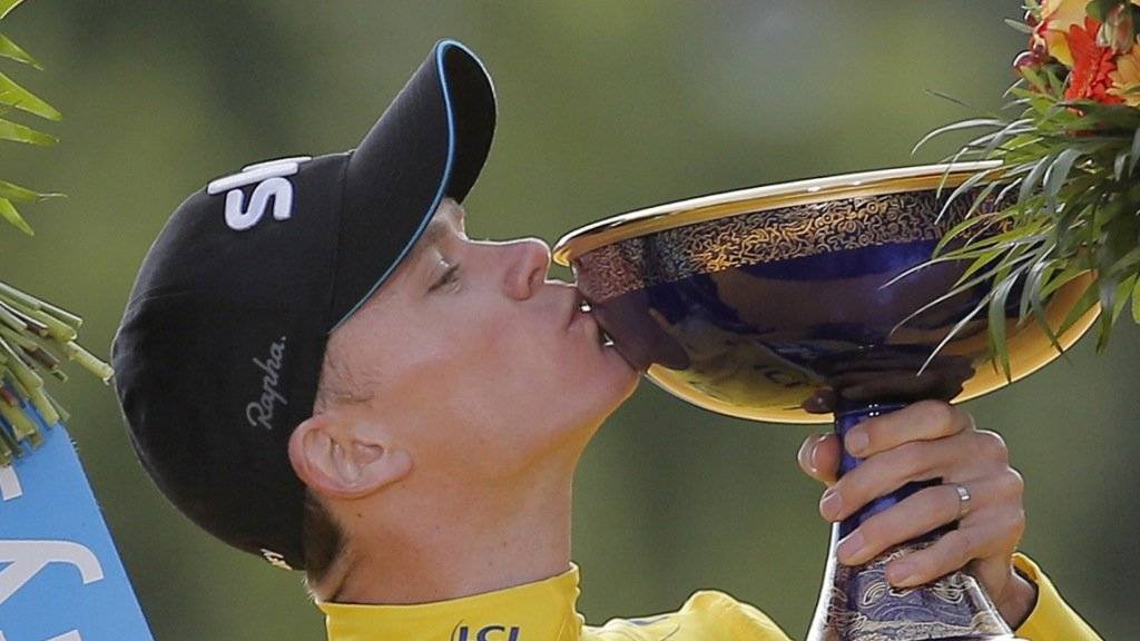 Chris Froome küsst den Pokal für seinen zweiten Tour-de-France-Sieg im Jahr 2015