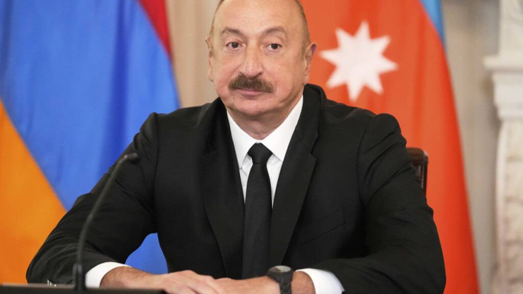 ARCHIV - Aserbaidschans Präsident Ilham Aliyev nimmt an einer trilateralen Unterzeichnungszeremonie mit Präsident Trump und Armeniens Ministerpräsident Paschinjan im State Dining Room des Weißen Hauses teil. Foto: Mark Schiefelbein/AP/dpa