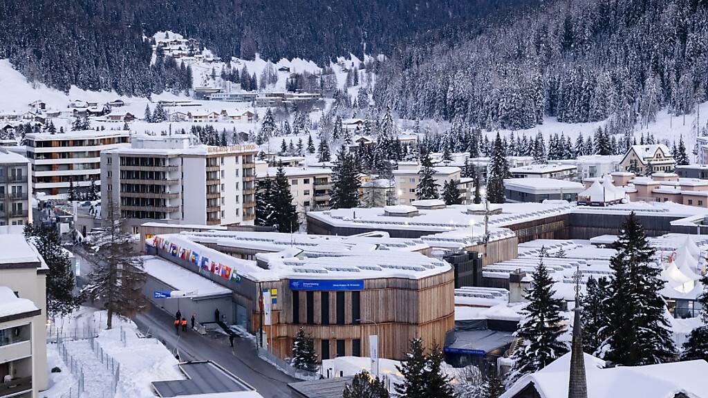 Blick auf die Stadt Davos mit dem Kongresszentrum. Die geltende Planungszone über das Gemeindegebiet wurde bis 20. Januar 2025 verlängert.