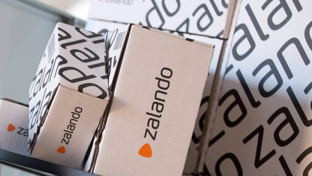 Der Online-Modehändler Zalando ist dank Corona mit Schwung in das zweite Corona-Jahr gestartet. Der Umsatz kletterte im ersten Quartal um knapp die Hälfte auf auf bis zu 2,26 Milliarden Euro. (Archivbild)
