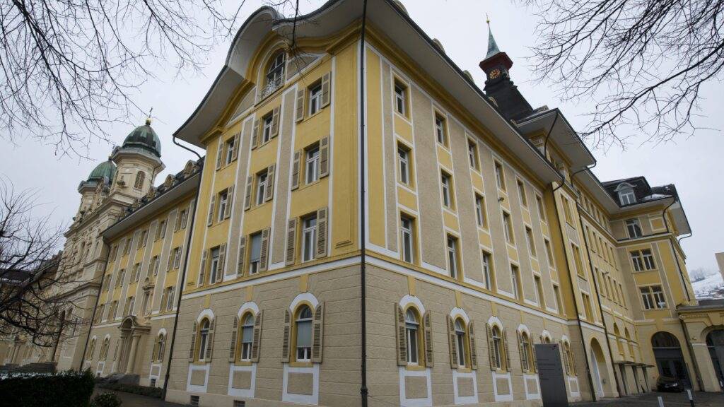 Ein Teil der Verwaltung sowie Gerichte sind im Gebäude des Kollegiums in Schwyz untergebracht. (Archivaufnahme)