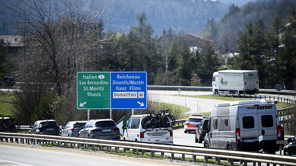 Bei dieser Verzweigung auf Höhe des Industriegebiets in Domat/Ems werden die vier Spuren der A13 auf zwei reduziert. Dies sorgt für belastenden Ausweichverkehr in den umliegenden Ortschaften.