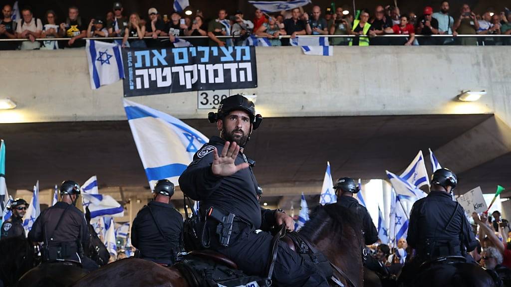 dpatopbilder - Israelische Polizisten blockieren Demonstranten während einer Kundgebung gegen die geplante Justizreform der israelischen Regierung am Flughafen Ben Gurion. Foto: Ilia Yefimovich/dpa