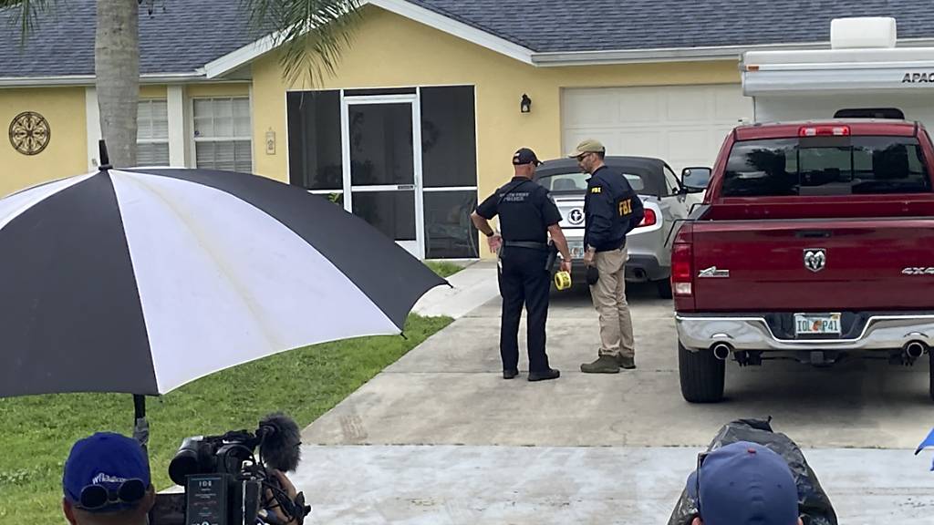 Beamte der Strafverfolgungsbehörden untersuchen das Haus eines jungen Mannes, der im Zusammenhang mit dem Verschwinden seiner Freundin Gabby Petito verhört werden soll. Foto: Curt Anderson/AP/dpa