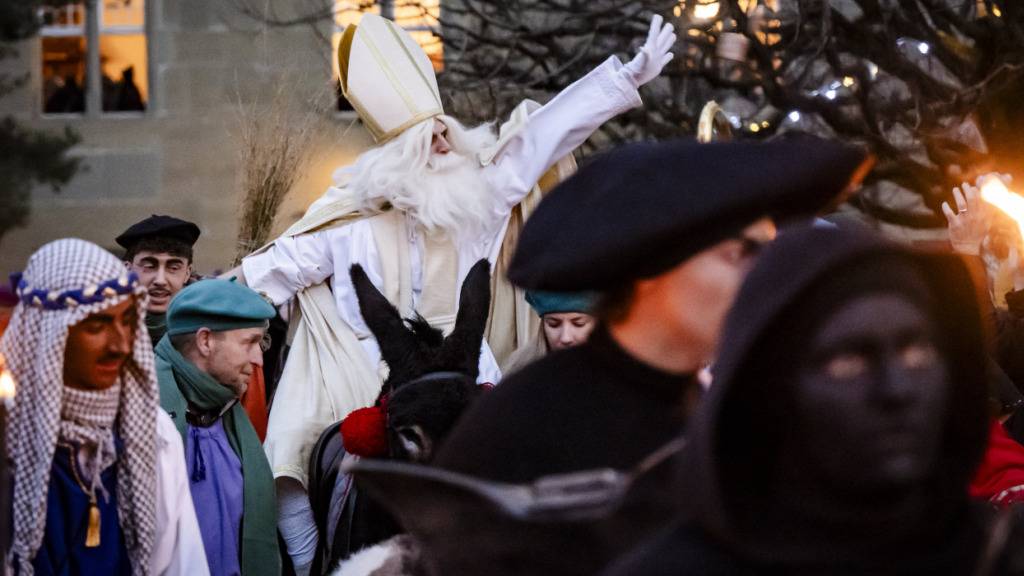 Sankt Nikolaus zieht in Freiburg über 30'000 Menschen an