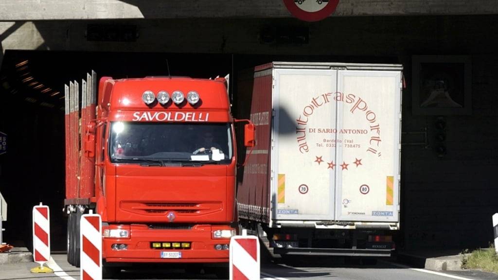 Das Verlagerungsziel im alpenquerenden Güterverkehr wird weiterhin verfehlt: Lastwagen am Südportal des Gotthardtunnels. (Archivbild)
