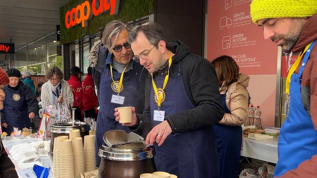 Pedro Lenz und Kilian Ziegler schöpfen Suppe für den guten Zweck