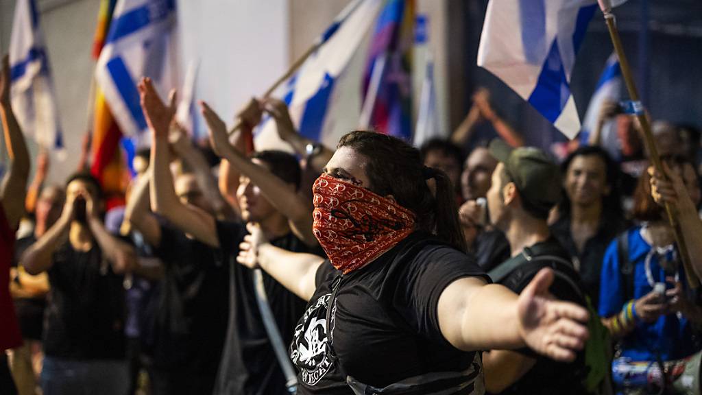 Demonstranten nehmen an einem Protest gegen die Justizreform teil. Foto: Ilia yefimovich/dpa