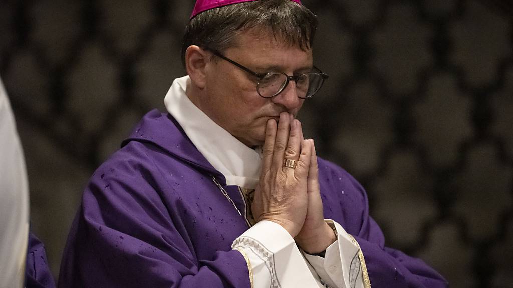 Bischof Felix Gmür ist erfreut darüber, dass mit dem Abschlussdokument der Weltsynode der römisch-katholischen Kirche in Rom die Türen für das Diakonat der Frau offen blieben. (Archivbild)