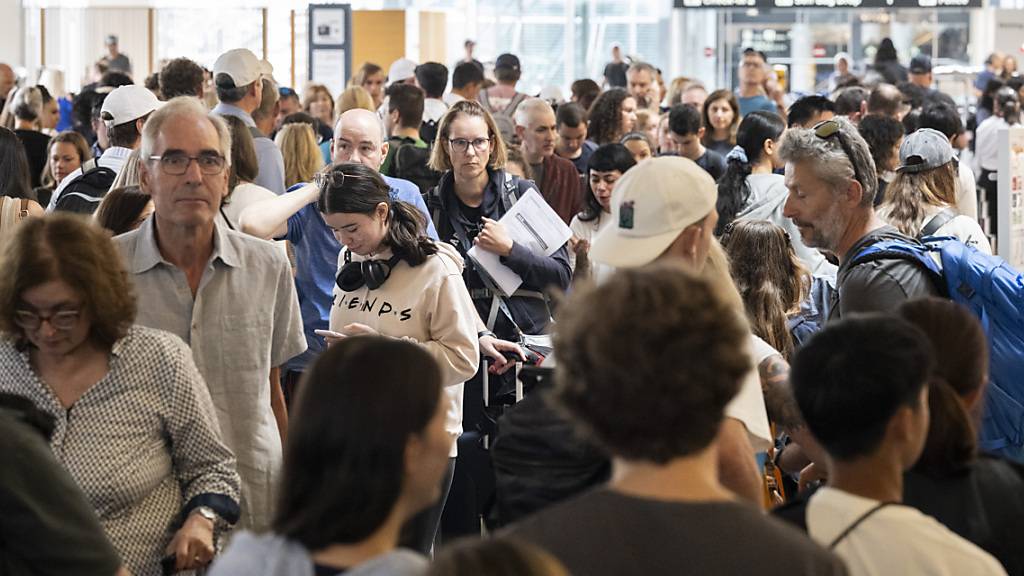 An den Flughäfen herrscht Hauptreisezeit: Wartende anfangs Juli am Check-In Schalter auf dem Flughafen Zürich. (Archivbild)