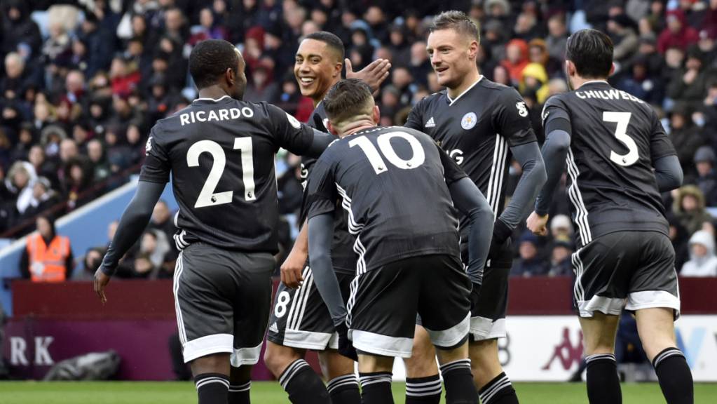 Jamie Vardy (Zweiter von rechts) führte Leicester mit zwei Toren zum Auswärtssieg gegen Aston Villa