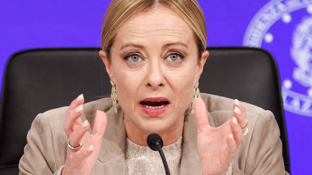 ARCHIV - Die italienische Ministerpräsidentin Giorgia Meloni auf einer Pressekonferenz. Foto: Roberto Monaldo/LaPresse/dpa