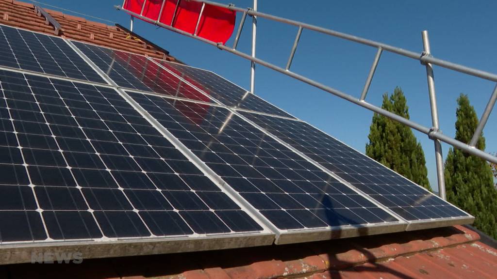 Berner Hausbesitzer rüstet Solarpanels auf: Energiekrise verstärkt den Photovoltaik-Boom