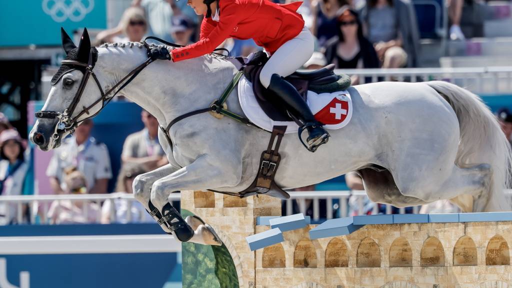 Mélody Johner, hier während den Olympischen Spielen von Paris mit dem damaligen Pferd Toubleu de Rueire, erzielte in Aachen das beste Resultat im ausgeglichenen Schweizer Team