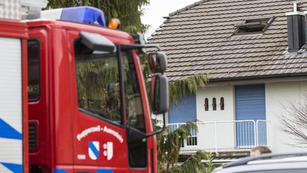 Ein Feuerwehrauto auf der Lenzhardstrasse in Rupperswil AG, wo ein Brand in einer Wohnung in einem Mehrfamilienhaus mehrere Tote forderte.
