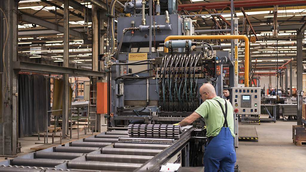 In der Schweizer Industrie bleibt die Stimmung angesichts des schwieriger werdenden Konjunkturumfelds gedämpft. Vermehrt führen die Firmen Kurzarbeit ein.(Symbolbild)