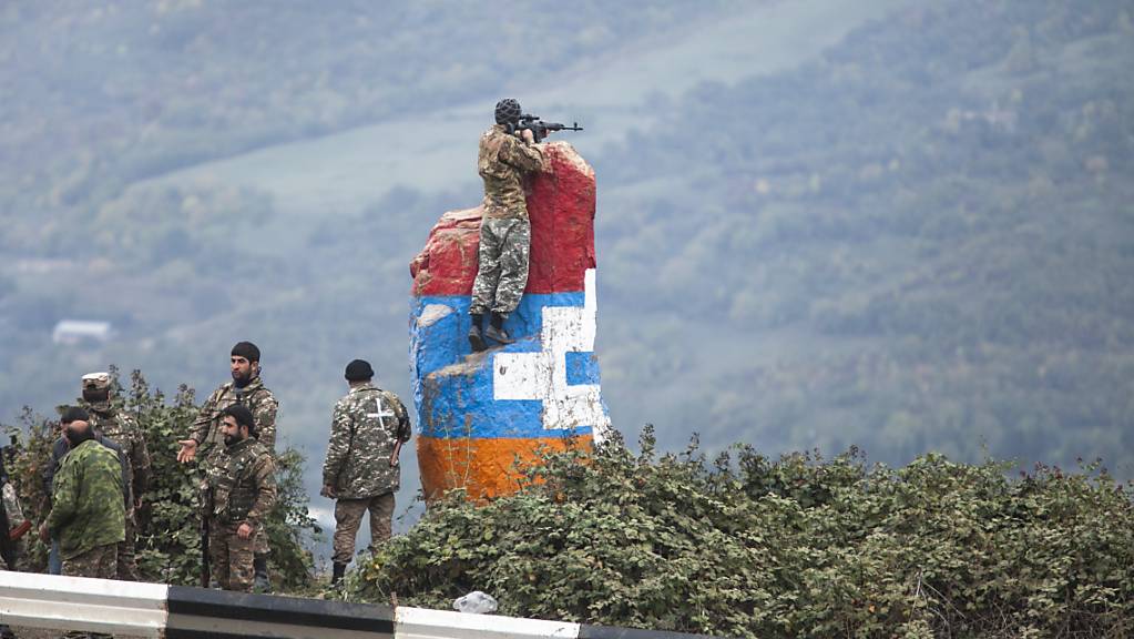 Ein Scharfschütze der Miliz Berg-Karabachs beobachtet das vor ihm liegende Land während eines militärischen Konflikts in der Region Berg-Karabach. Foto: Uncredited/AP/dpa