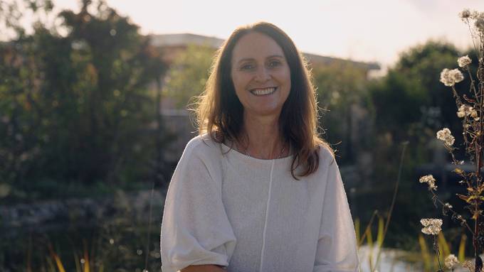 Silvia Beer zeigt ihren Garten mit Naturpool