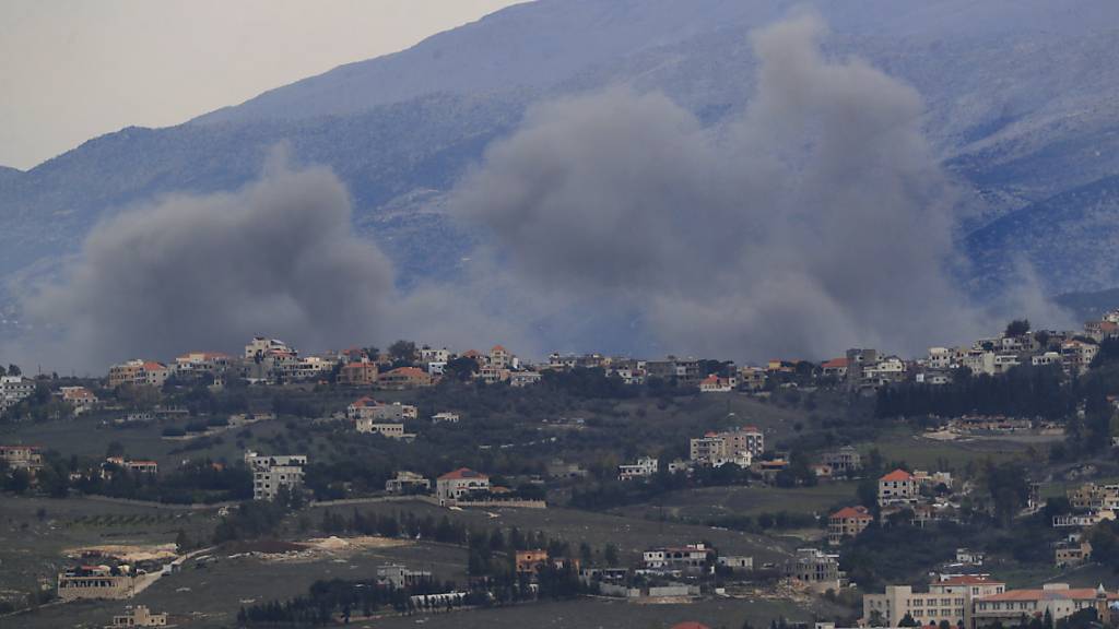 Rauch steigt nach gestrigen israelischen Luftangriffen am Stadtrand von Khiam im Libanon auf. Foto: Mohammad Zaatari/AP/dpa