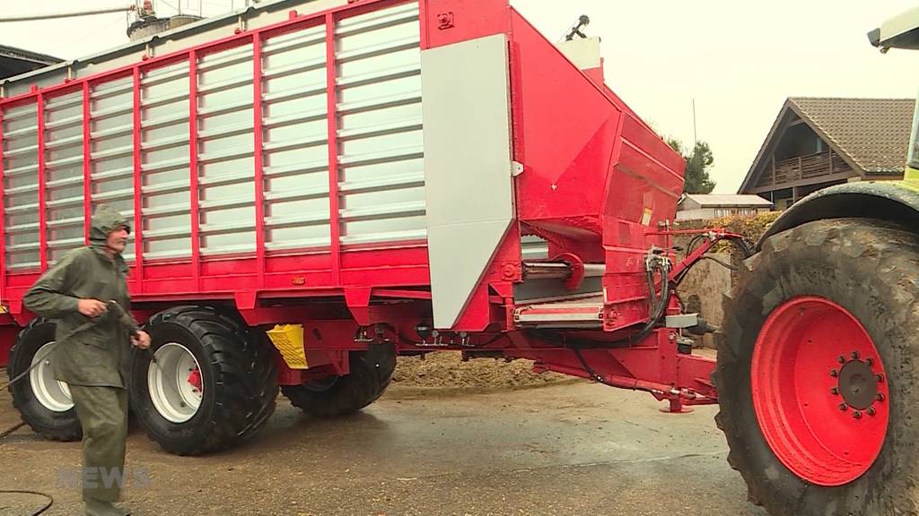 Zwei defekte Maishäcksler wegen Metallstiften in Fulenbacher Maisfeld