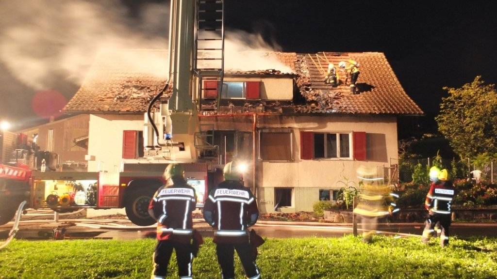 Das Haus in Kaltbrunn, in dem 24 Asylbewerber untergebracht waren, brannte vollständig aus. Verletzt wurde aber niemand.