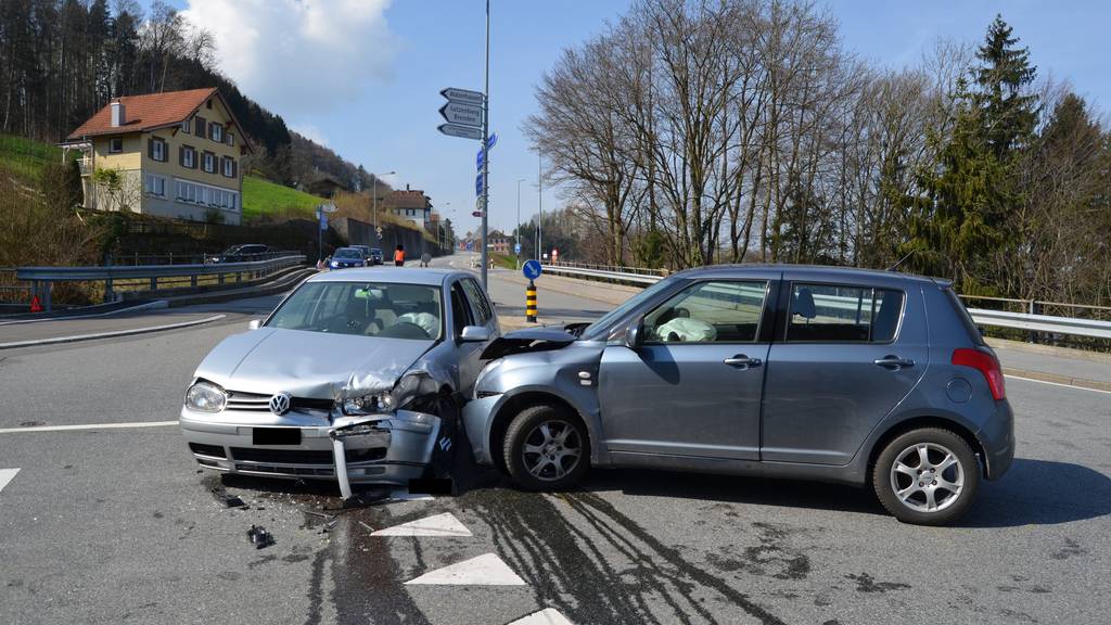 Beide in den Unfall verwickelten Autos erlitten Totalschaden.