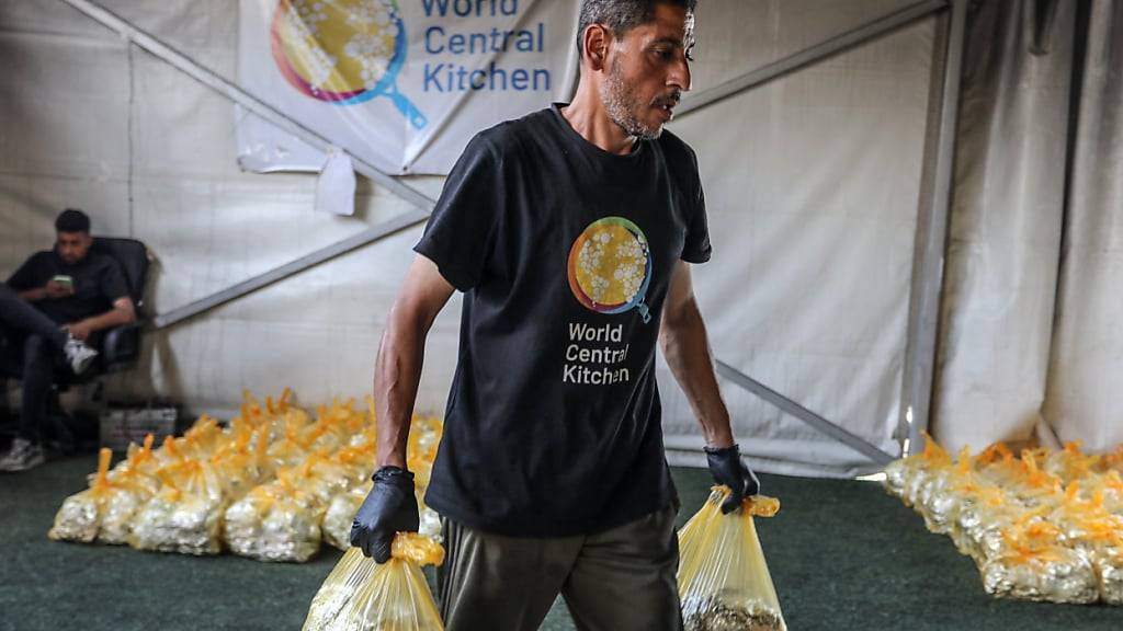 ARCHIV - Palästinensische Mitarbeiter der Hilfsorganisation World Central Kitchen (WCK). Foto: Abed Rahim Khatib/dpa