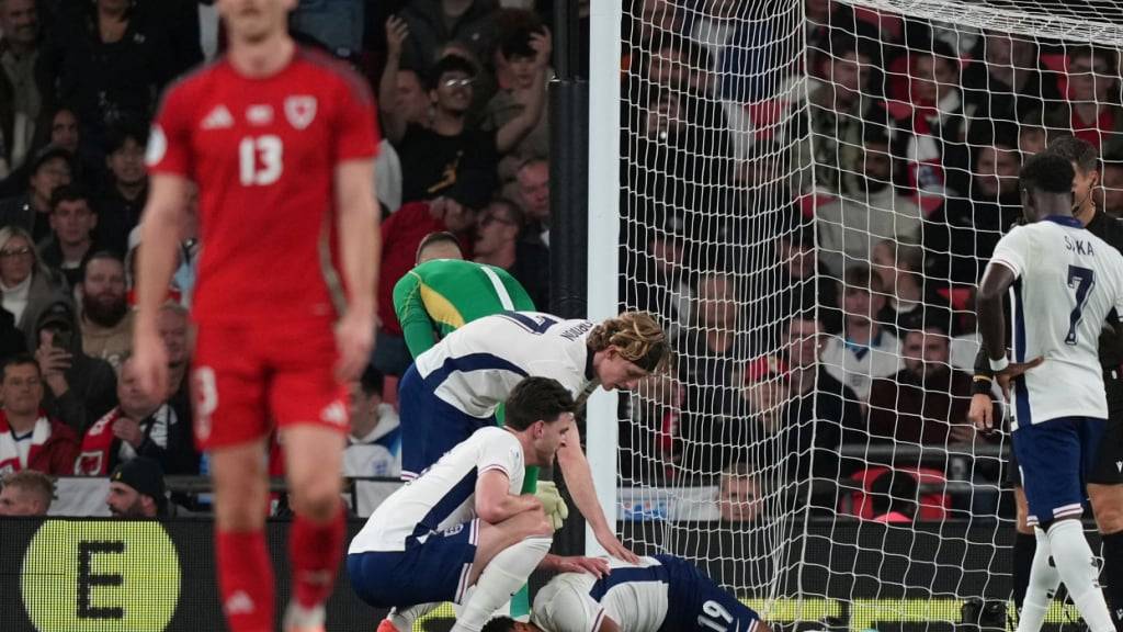 Klarer Sieg im Bruderduell: Ollie Watkins und seine Teamkollegen freuen sich über einen der drei Treffer im Wembley gegen Wales