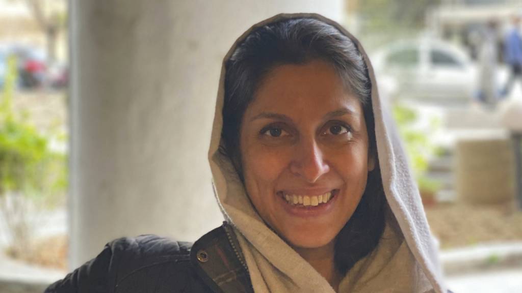 In diesem von ihrer Familie veröffentlichten Foto lächelt die britisch-iranische Entwicklungshelferin Nazanin Zaghari-Ratcliffe, nachdem sie aus dem Hausarrest entlassen wurde. Foto: Zaghari Family/AP/dpa - ACHTUNG: Nur zur redaktionellen Verwendung im Zusammenhang mit der aktuellen Berichterstattung und nur mit vollständiger Nennung des vorstehenden Credits