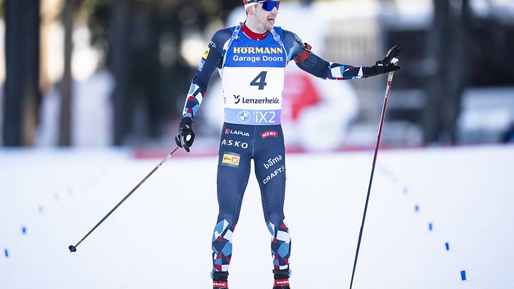 Sturla Holm Laegreid läuft am Samstag als Dritter ins Ziel. Er ahnt wohl schon, dass Ungemach auf ihn zukommen wird