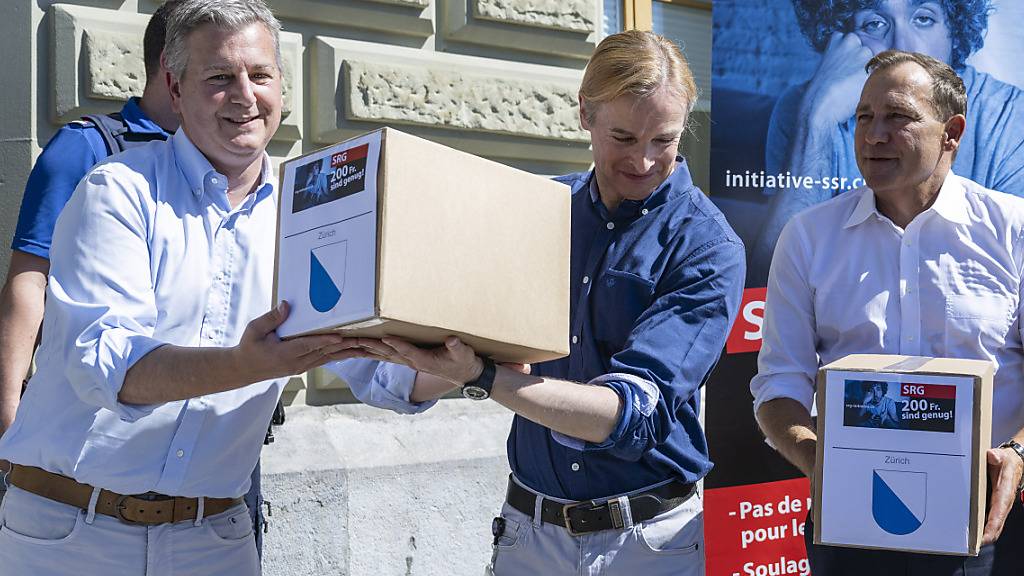 Reichen die Unterschriften zur Halbierungsinitiative ein: SVP-Präsident und Ständerat Marco Chiesa, Lega-Nationalrat Lorenzo Quadri und Nationalrat Thomas Matter (von links).
