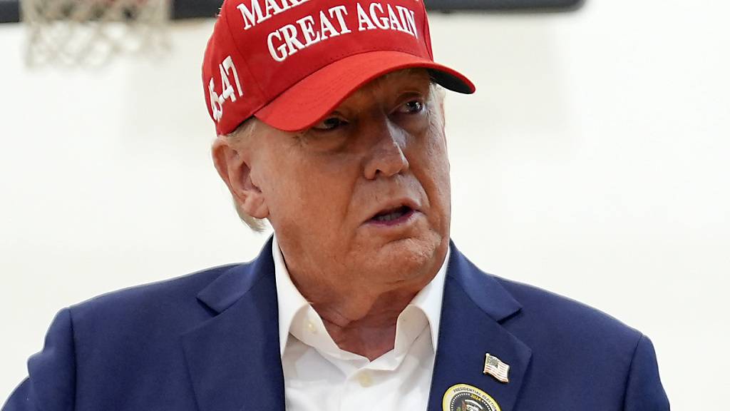 Der republikanische Präsidentschaftskandidat und ehemalige US-Präsident Donald Trump spricht nachdem er am Wahltag im Morton and Barbara Mandel Recreation Center gewählt hat. Foto: Evan Vucci/AP