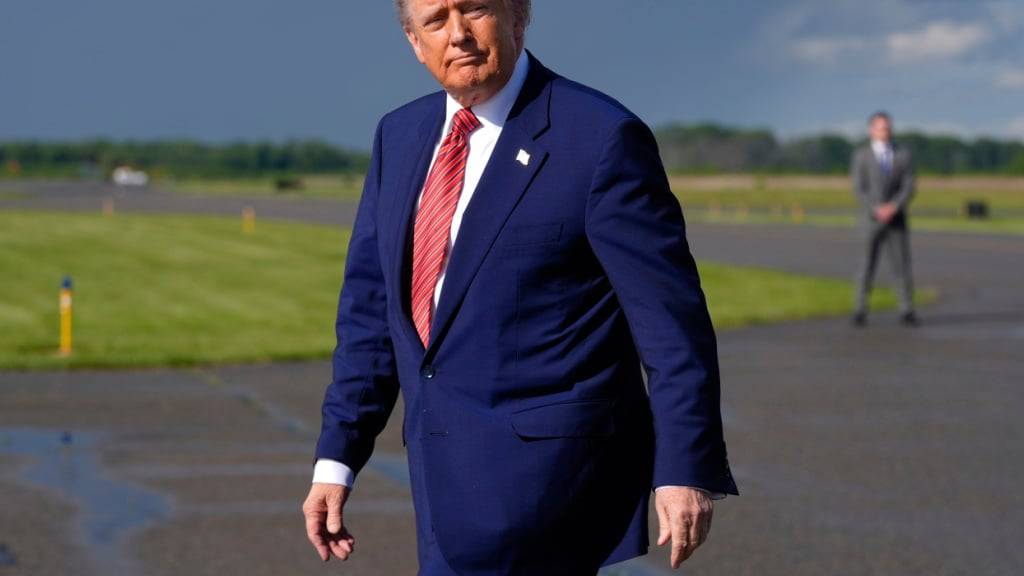 US-Präsident Donald Trump kommt in der Air Force One auf dem Morristown Municipal Airport an. Foto: Manuel Balce Ceneta/AP/dpa