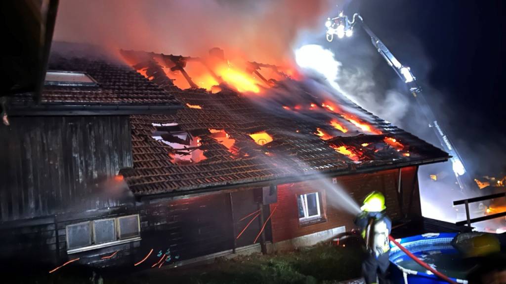 Blitz setzt Wohnhaus in Flühli LU in Flammen