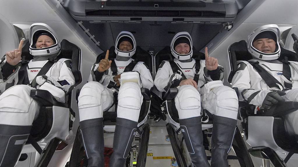 Die NASA-Astronauten Shannon Walker (l-r), Victor Glover, Mike Hopkins und der Astronaut der Japan Aerospace Exploration Agency (JAXA) Soichi Noguchi sitzen im Inneren des SpaceX Crew Dragon Resilience-Raumschiffs an Bord des SpaceX GO Navigator-Bergungsschiffs zu sehen, kurz nachdem sie im Golf von Mexiko vor der Küste von Panama City, Florida, gelandet sind.  Nach rund sechs Monaten an Bord der Internationalen Raumstation (ISS) sind vier Astronauten sicher auf der Erde zurück. Foto: Bill Ingalls/NASA/AP/dpa - ACHTUNG: Nur zur redaktionellen Verwendung und nur mit vollständiger Nennung des vorstehenden Credits