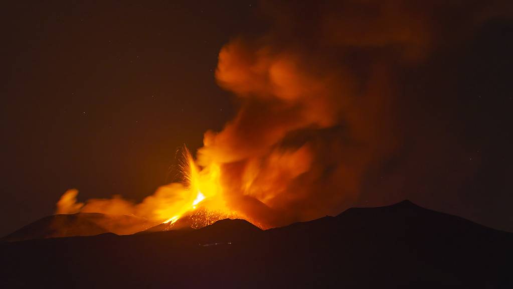 Lava strömt aus einem Krater des Ätna, dem höchsten aktiven Vulkan in Europa. Seit Februar 2021 ist der Vulkan auf der italienischen Insel Sizilien wiederholte Male ausgebrochen.
