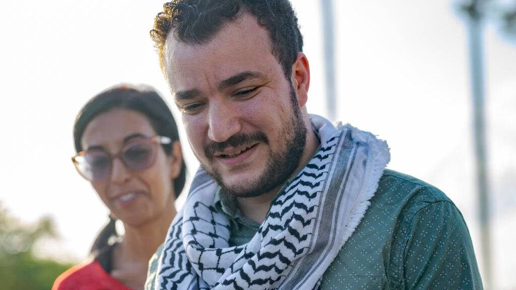 Der palästinensische Aktivist Machmud Chalil spricht nach seiner Entlassung aus der Abschiebehaft in Jena, Louisiana.  Ein US-Richter hat angeordnet, den in den USA festgenommenen palästinensischen Aktivisten gegen Kaution aus der Abschiebehaft zu entlassen. Nach Angaben seiner Anwälte besitzt Chalil eine Greencard, die ihm ein dauerhaftes Aufenthaltsrecht in den USA gewährt. Seine Ehefrau ist US-Staatsbürgerin - das gemeinsame Kind kam kürzlich zur Welt. Foto: Matthew Hinton/AP/dpa