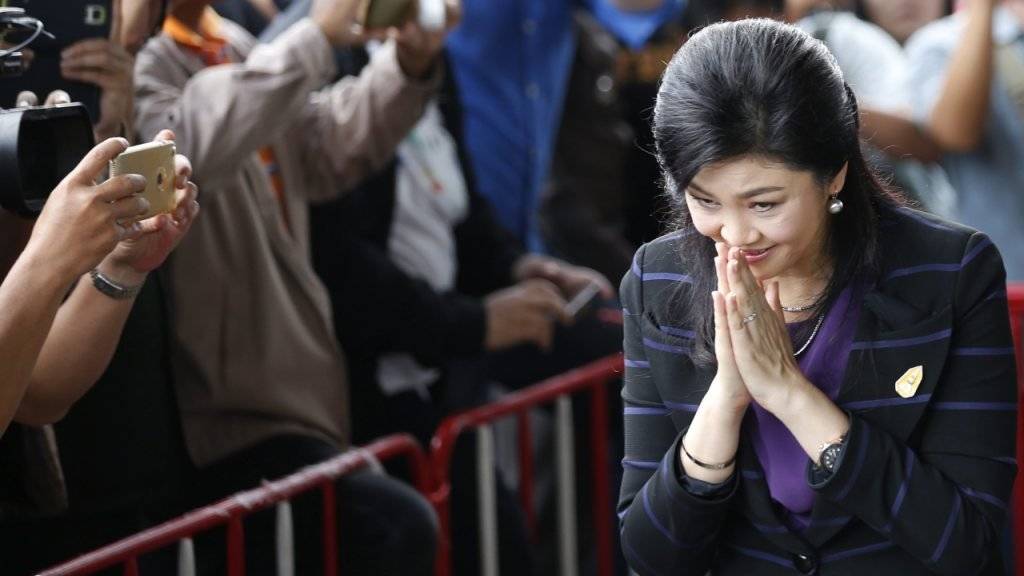 Thailands Ex-Ministerpräsidentin auf dem Weg zum Gericht - Unterstützer empfingen sie vor dem Gerichtsgebäude.