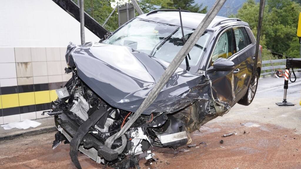 Geisterfahrer baut in Silenen UR mit entwendetem Auto einen Unfall