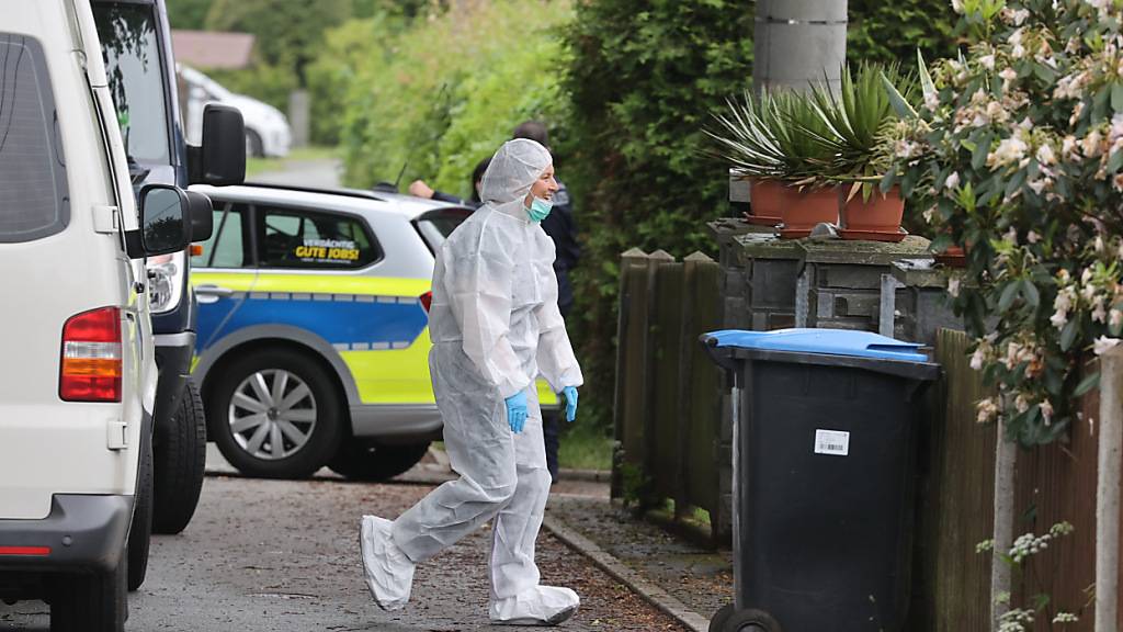 Polizeibeamte der Spurensicherung am Tatort. Foto: Bodo Schackow/dpa