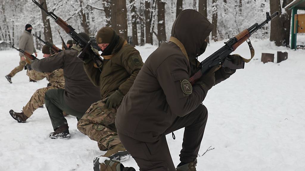Oberfeldwebel der Einheiten des Operativen und Territorialen Kommandos Ost der ukrainischen Nationalgarde erhalten eine Spezialausbildung unter Feldbedingungen in der Region Charkiw im Nordosten der Ukraine. Foto: Not credited/Ukrinform/dpa