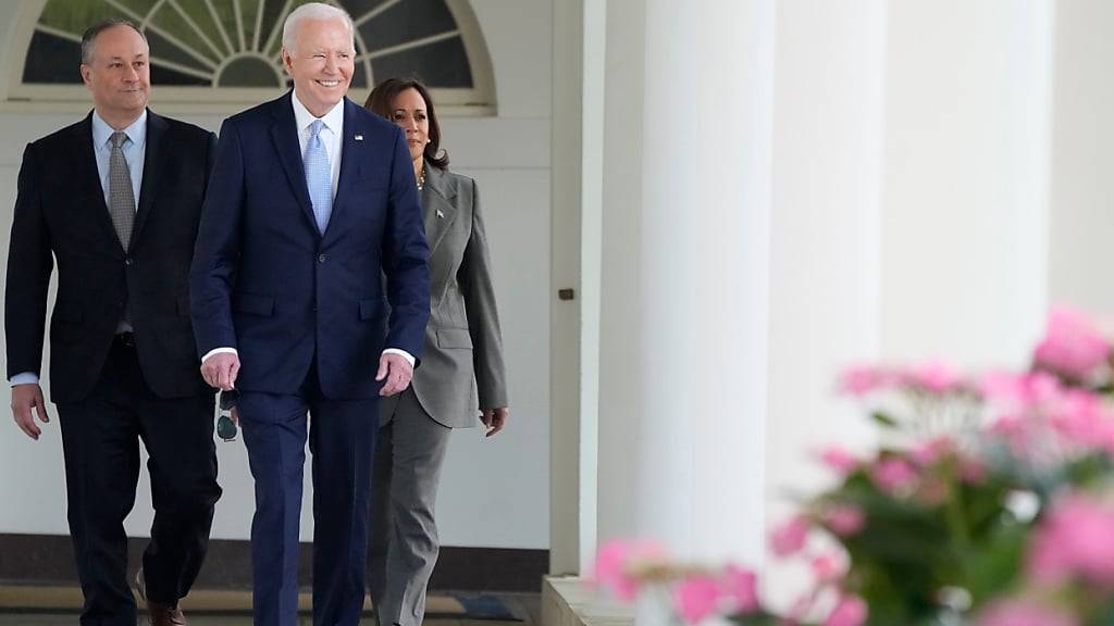 US-Präsident Joe Biden kommt mit Vizepräsidentin Kamala Harris und Doug Emhoff in den Rosengarten des Weißen Hauses. Foto: Jacquelyn Martin/AP