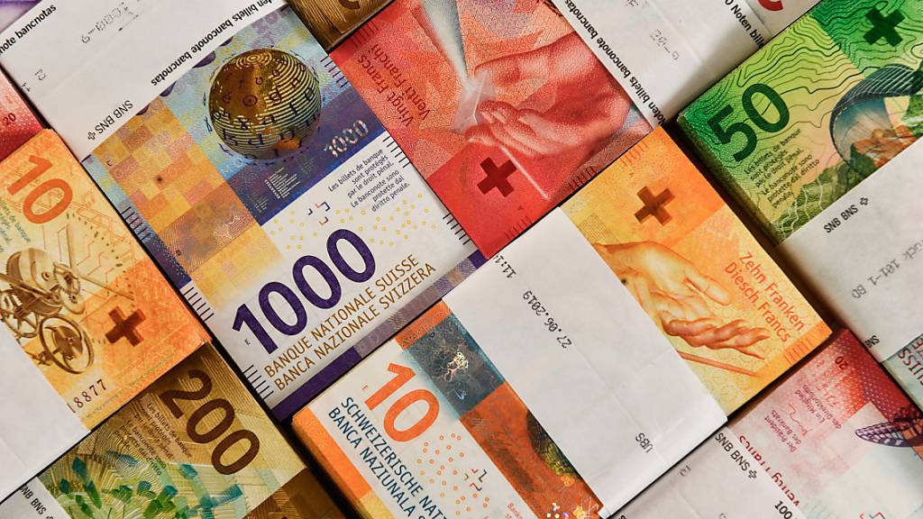 Ein vermeintlicher Postchef hat einem Rentner in Basel rund 265'000 Franken abgeknöpft.