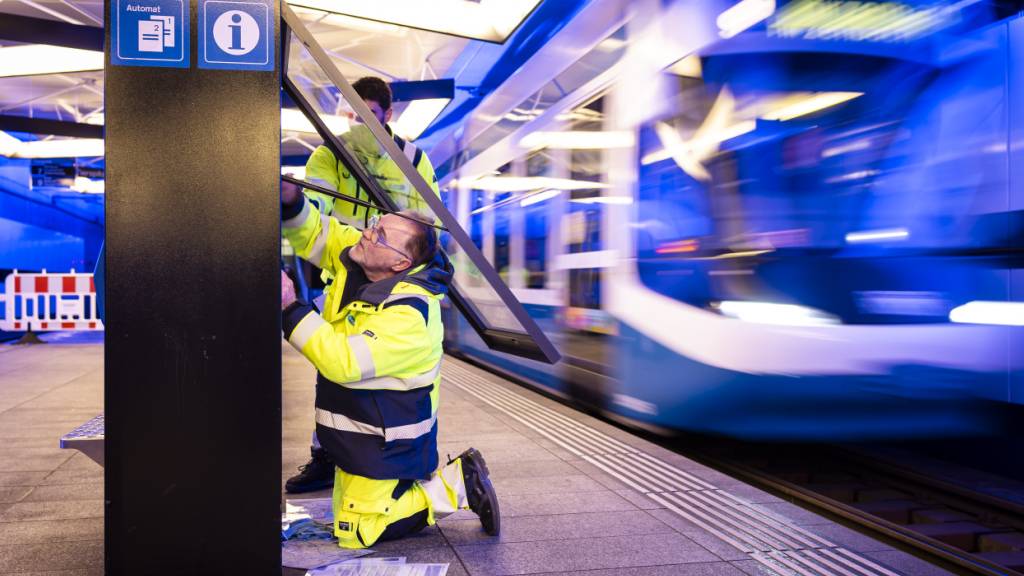 Die Vorbereitungen für den bevorstehenden Fahrplanwechsel in der Stadt Zürich laufen auf Hochtouren. Ein Mitarbeiter wechselt die Liniennetz- und Abfahrtspläne aus.