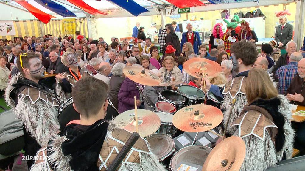 Bassersdorfer Fasnachtsumzug beginnt mit Guggen-Gottesdienst 